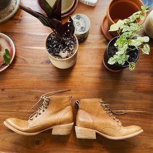 Vintage size 8 Frye’s! Only worn a few times. Beautiful.